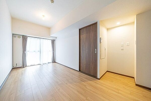 【リビング】心地よい日差しが入りこみ、自然と家族が集まる空間です。