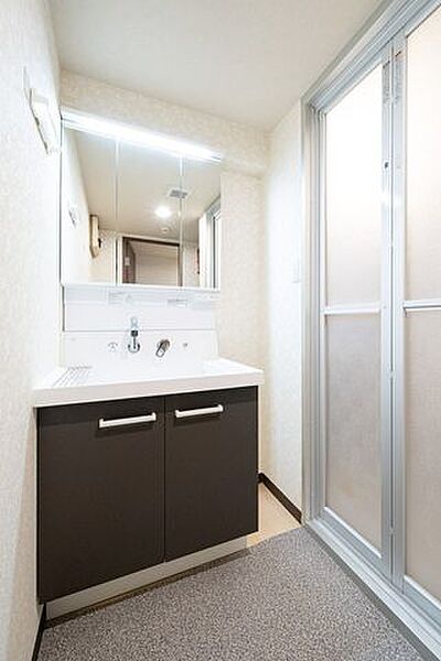 【洗面】使いやすい三面鏡付の洗面台。収納力もあるので、日用品をストックするにも良いですね。