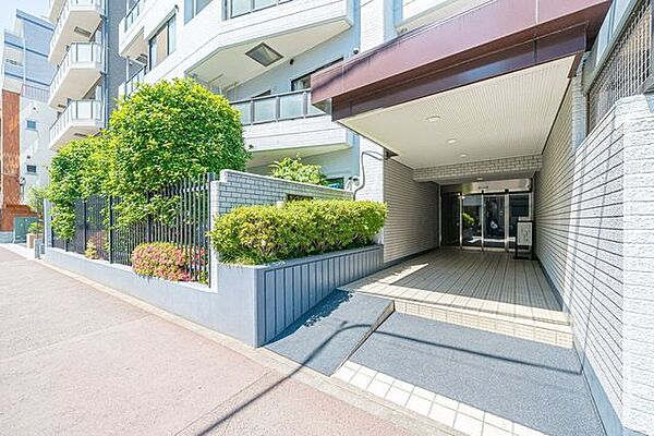 【エントランス】タイル貼りの外構とお手入れされた植栽が住まわれる方、訪れる方を迎えてくれます。