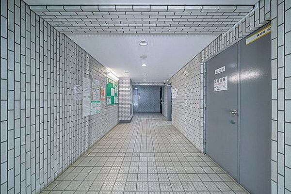 【エントランス】外と内をつなぐホワイトタイル貼りのエントランスは、まさに顔となる場所。清潔感もあり、管理の良さが窺えます。