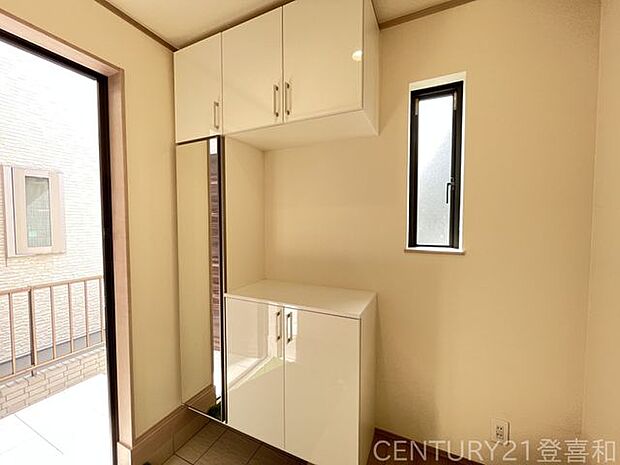 外出前に嬉しい姿見付きです