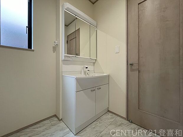 便利な三面鏡と鏡裏収納でスッキリ使えます