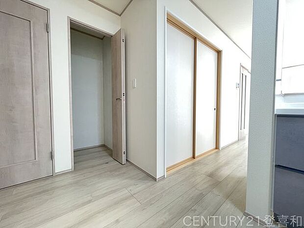 キッチン横の収納です