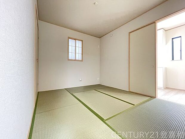 玄関ホール側からもリビングからも出入可能です