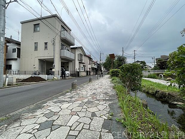 せせらぎの小径沿いの新築物件です