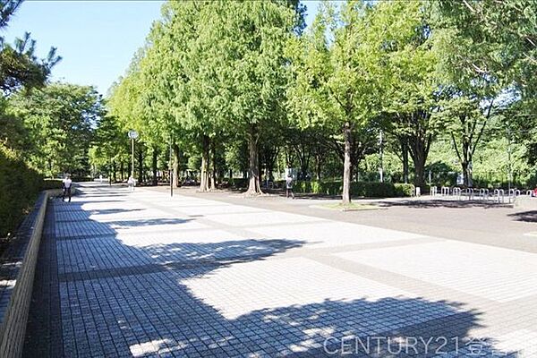 朝霞中央公園 徒歩9分。 690m