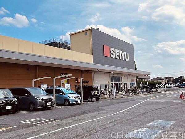 西友 新座店 徒歩12分。 890m
