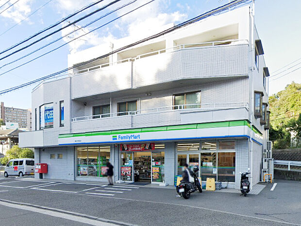 ファミリーマート横浜今井町店：650ｍ（徒歩9分）