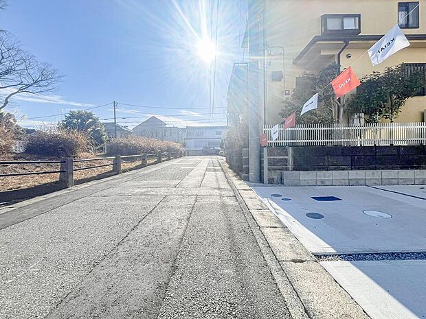 【前面道路を含む現地写真】