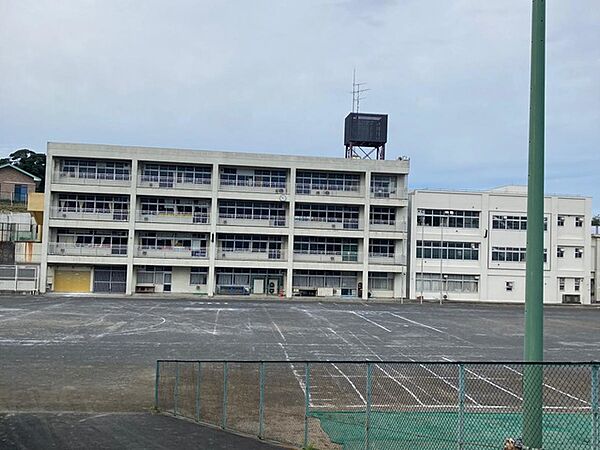 横浜市立山元小学校まで610m(徒歩8分)