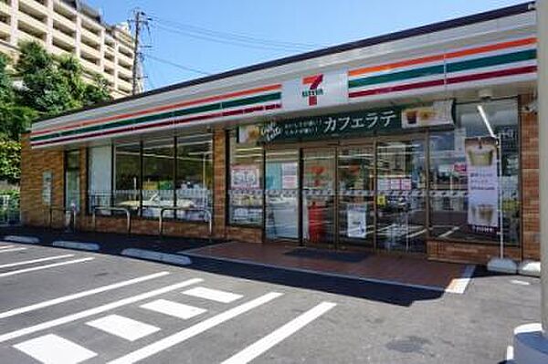 セブンイレブン横浜永田台店まで302m（徒歩4分）