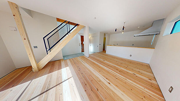 床は無垢材のフローリング、壁には漆喰を使用した健康への配慮をした住宅です