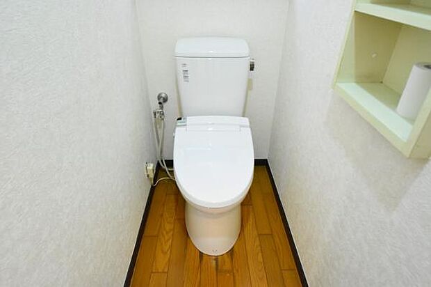 トイレには便利な収納を設けました。