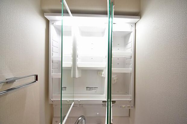 三面鏡の裏には収納がたっぷり。洗面室をすっきりきれいに使えます。