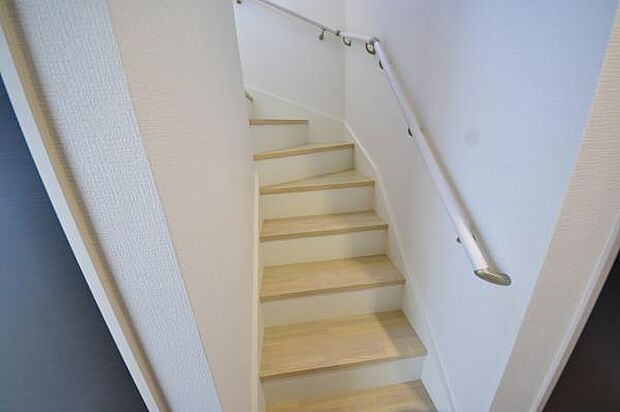 階段の落下事故を防ぐ階段手摺りを標準装備。お年寄りや子供の安全に配慮した設計です 。