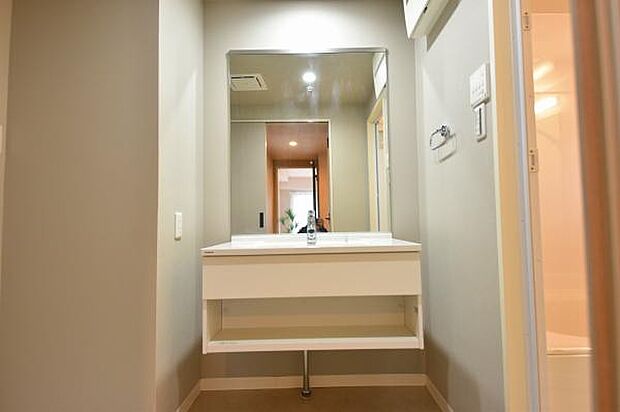 清潔感のあるボウル。開放感ある空間と、十分な大きさの鏡も自慢です。 