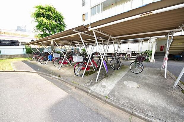 自転車置き場です。屋根付きなので安心ですね。