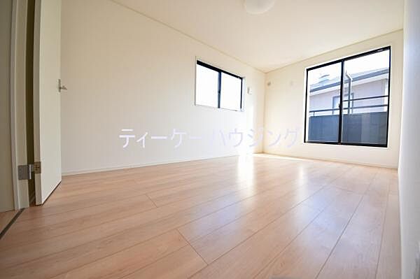 バルコニーに面した明るくて、風通しの良い心地よい洋室です。