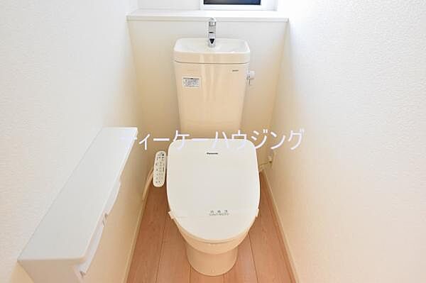 温水洗浄機能付き便座を標準装備。清潔で快適な空間を演出します。