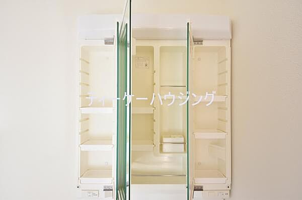 三面鏡の裏には収納がたっぷり。洗面室をすっきりきれいに使えます。