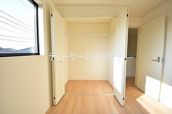大家族にもご対応可能な大型収納が、各居室に標準装備されております。