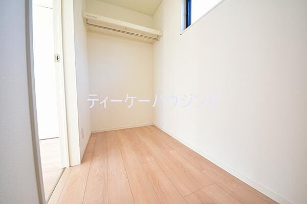 女性に嬉しい大容量のウォークインクローゼット。収納場所を気にせず、ママも安心してオシャレを楽しめます