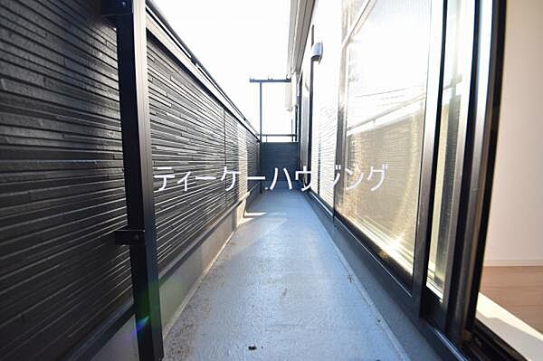 広々したバルコニーは日々の暮らしに、ゆとりと優雅さをもたらしてくれる筈です。