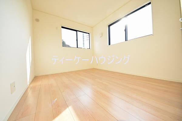 日当たり良好です。2面彩光の明るい居室。