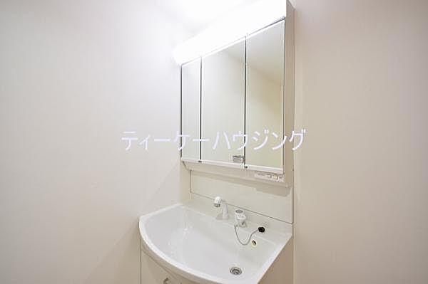 清潔感のあるボウル。開放感ある空間と、十分な大きさの鏡も自慢です。