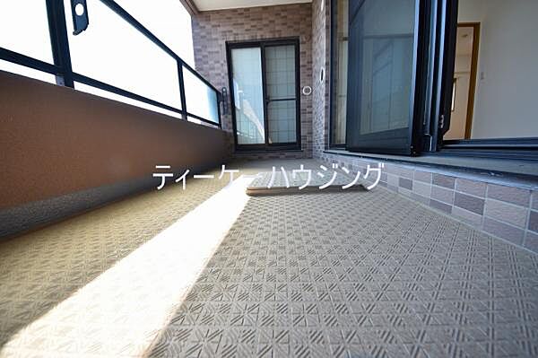 広々したバルコニーは日々の暮らしに、ゆとりと優雅さをもたらしてくれる筈です。