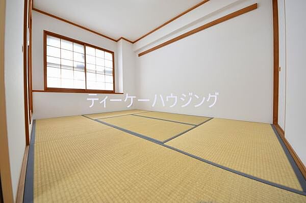 畳には空気が多く含まれているので、空気の層が音を吸収。元気いっぱいの子供さんも伸び伸び遊べます。