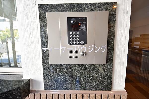 オートロックと玄関の2重で守られている精神的安心感。子供さんがお留守番でも安心できます。