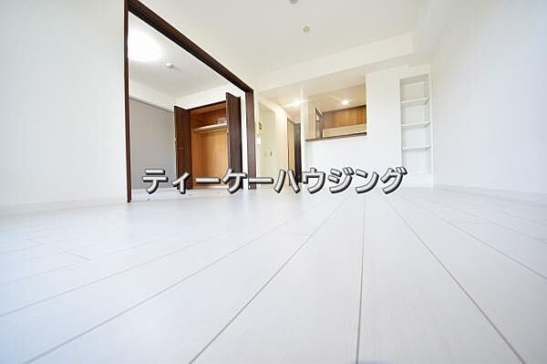 彩光をふんだんに取り入れた明るいリビングは”使いやすい形”にもこだわりました。