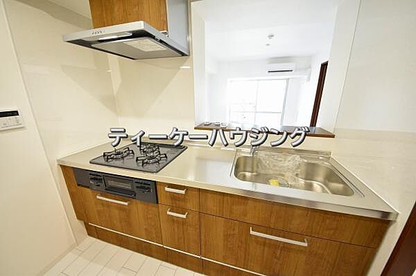 対面式キッチンからはご家族の笑顔を眺めながらお料理して頂けます。毎日の炊事が楽しくなりますね。