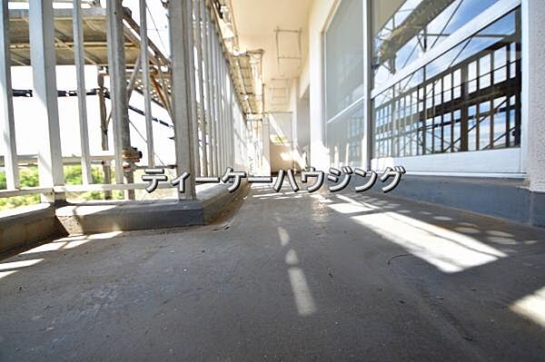 広々したバルコニーは日々の暮らしに、ゆとりと優雅さをもたらしてくれる筈です。