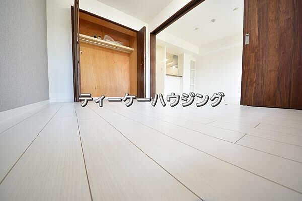 南に面した洋室は採光、通風に優れた心地よい空間です。