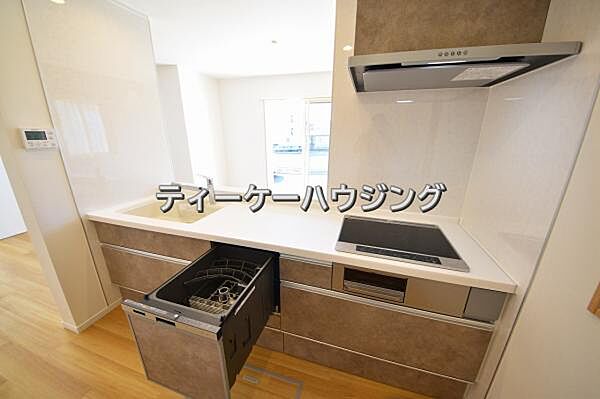 対面式キッチンからはご家族の笑顔を眺めながらお料理して頂けます。毎日の炊事が楽しくなりますね。