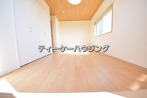 南に面した洋室は採光、通風に優れた心地よい空間です。