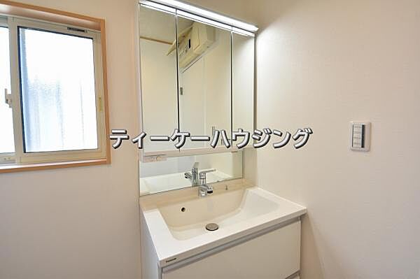 清潔感のあるボウル。開放感ある空間と、十分な大きさの鏡も自慢です。