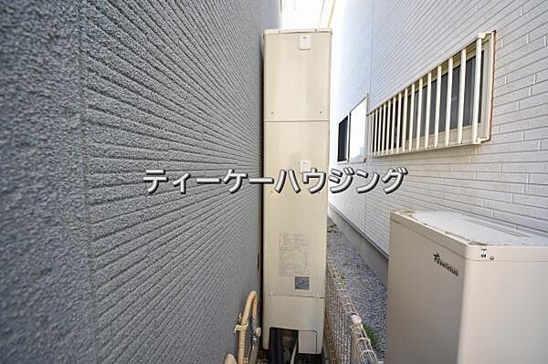 大気熱を自然冷媒に集め、その熱でお湯を沸かす省エネヒートポンプ給湯器です。