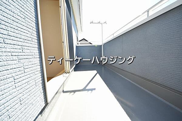 広々したバルコニーは日々の暮らしに、ゆとりと優雅さをもたらしてくれる筈です。