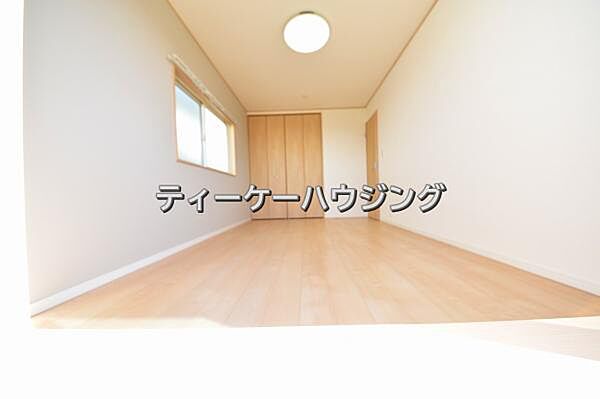 南に面した洋室は採光、通風に優れた心地よい空間です。