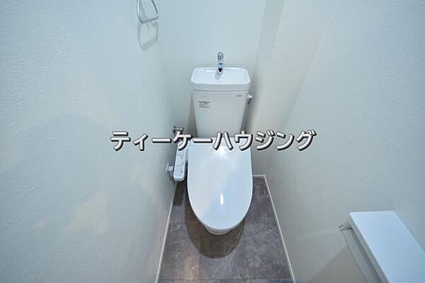 温水洗浄機能付き便座を標準装備。清潔で快適な空間を演出します。