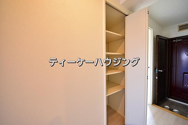 廊下に収納があると助かりますよね。
