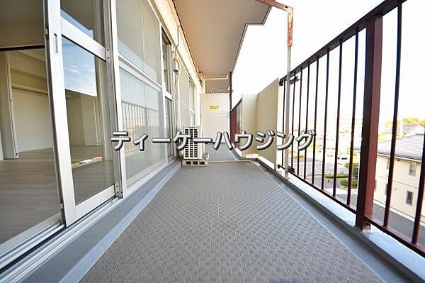 広々したバルコニーは日々の暮らしに、ゆとりと優雅さをもたらしてくれる筈です。