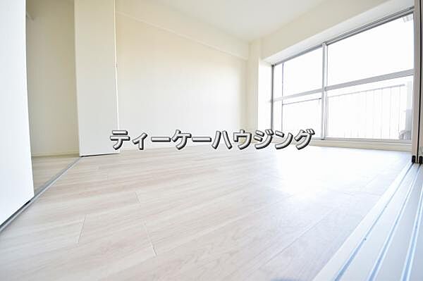 バルコニーに面した明るくて、風通しの良い心地よい洋室です。