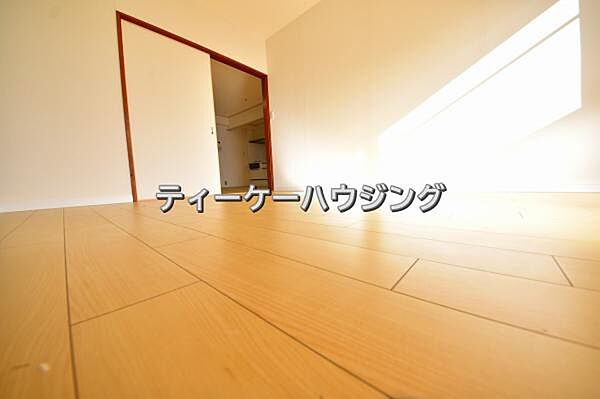 南に面した洋室は採光、通風に優れた心地よい空間です。