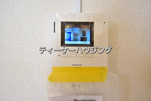 室内から来訪者の確認ができます。カラーモニター付きインターフォン。