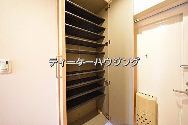 収納力たっぷり。ゆとりのシューズボックスにはママのブーツもラクラク入ります。