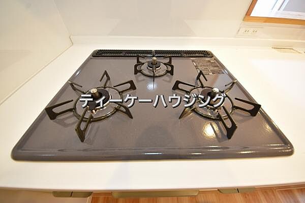 三つの調理が同時に出来てお料理時間を一気に短縮。三口ホーロートップコンロ